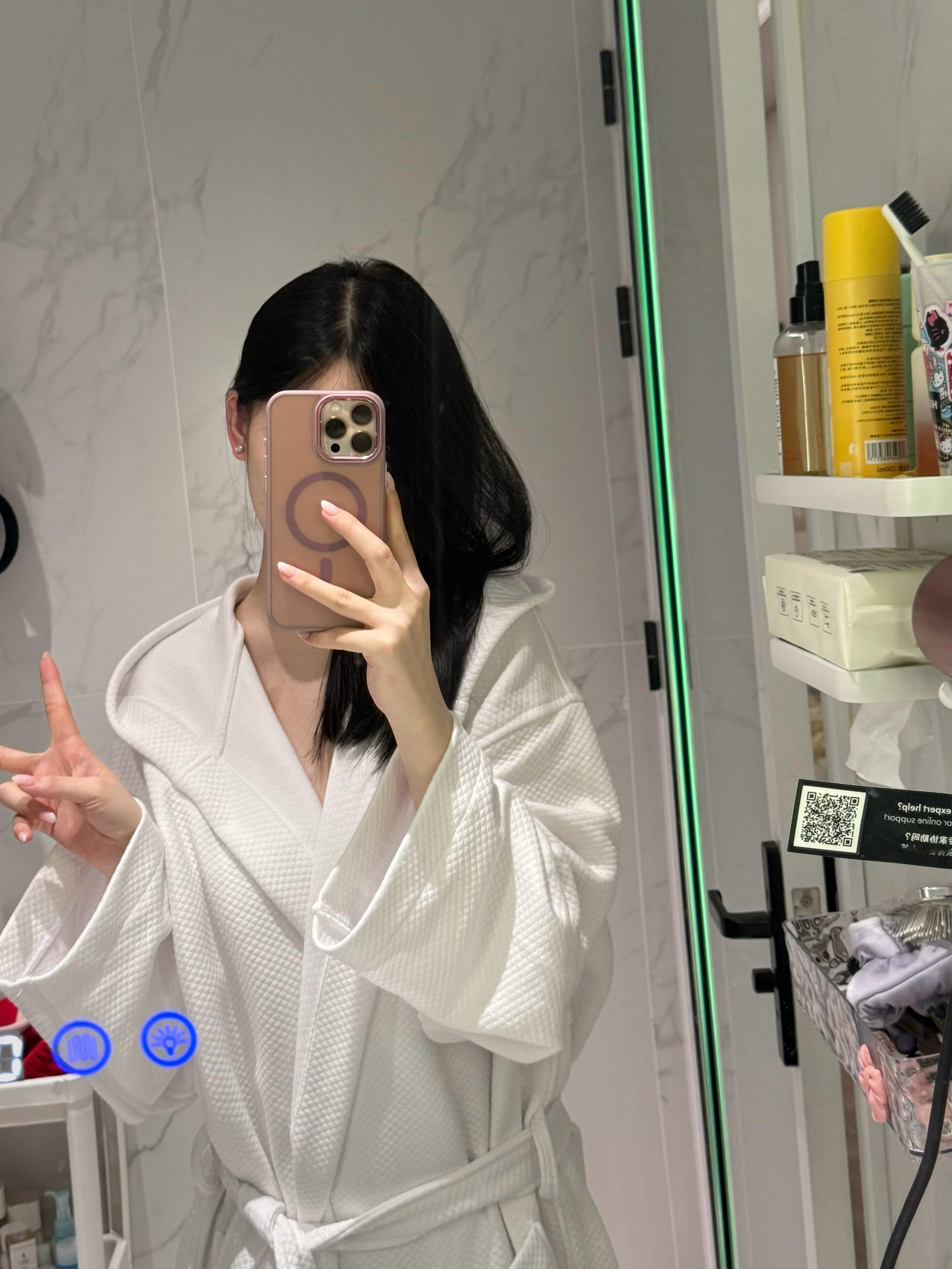 老婆给我买的睡袍很喜欢～一直没找到一件合适又舒服的家居睡袍外套给小章提了一嘴就