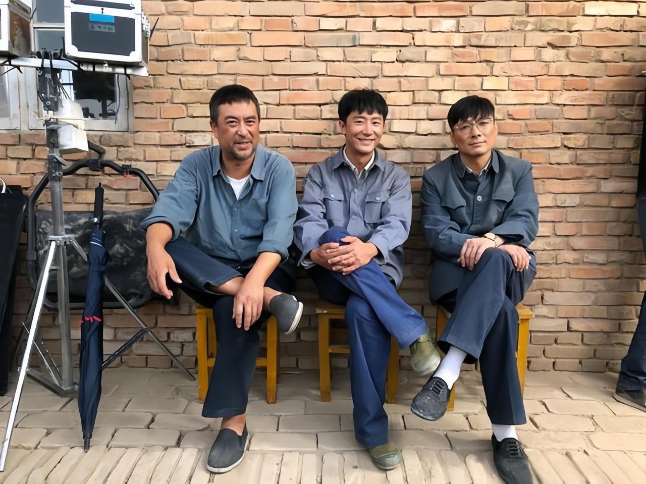 现实中的时候，黄轩在他俩面前，是轮不到他坐C位的。三个人的《山海情》剧照，张