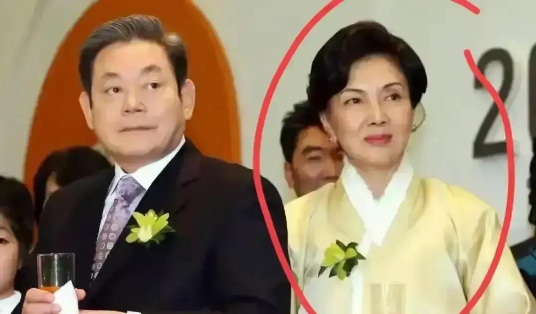 三星前太子妃林世玲的旧瓜又被翻出来，16年前离婚那出戏，今天看依旧带劲。婆婆