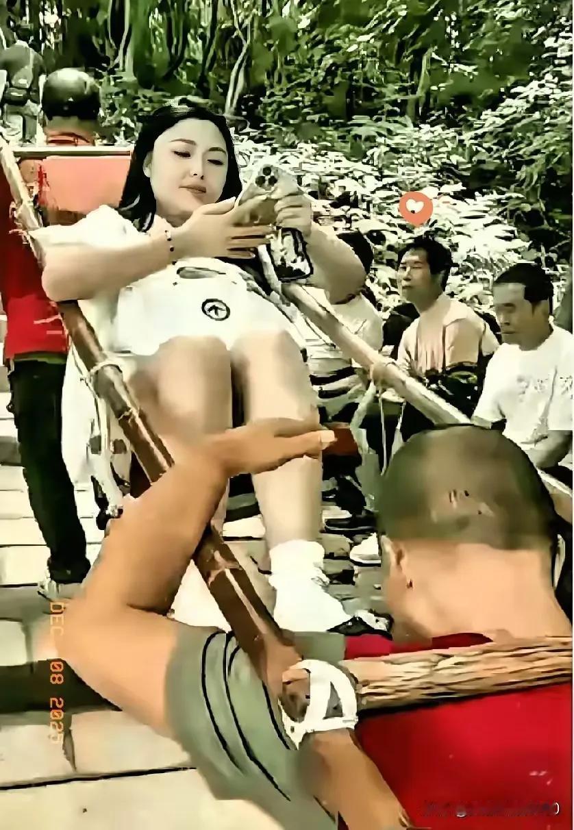 近日，一段在泰山上拍到的视频在网上炸开了锅：两名抬轿的大爷正用担架抬着一名年轻姑
