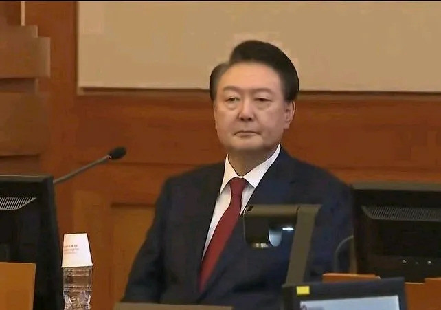 尹锡悦受审引发的尴尬局面尹锡悦的处境真是让人感到无奈，他