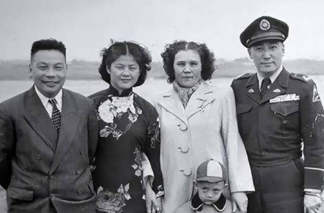 老将赴台1980年夏天，一个七十多岁的老人，提着一只破旧皮箱，从香港转机，登上