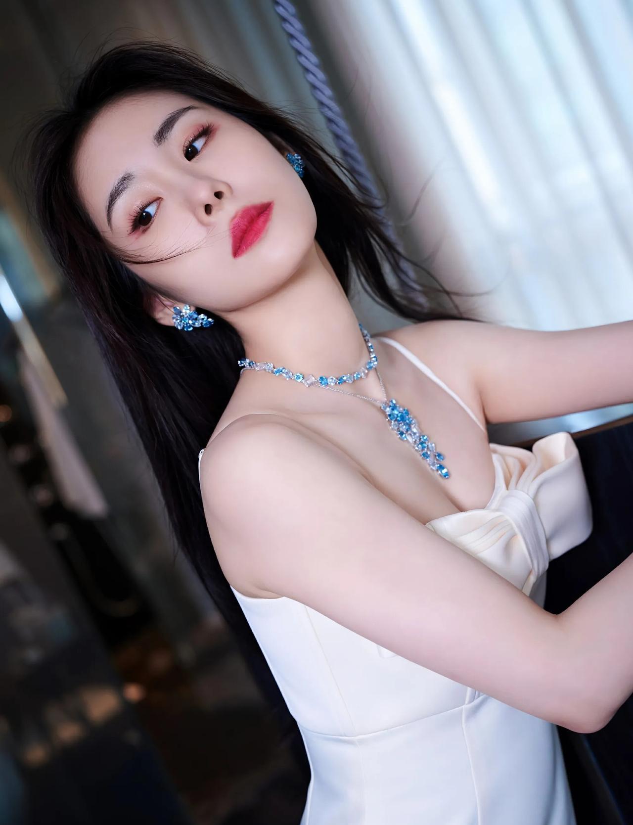 烈焰红唇配乌黑长发，张碧晨白裙造型妩媚动人张碧晨一袭白色吊带长裙，简约优雅。胸