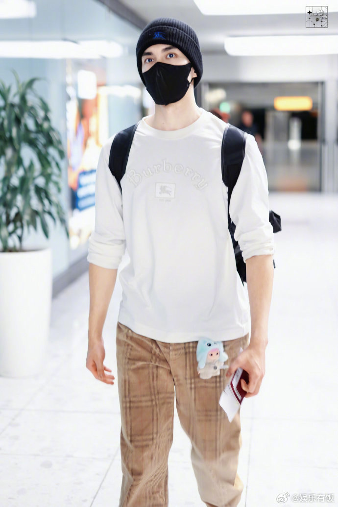 吴磊带wakuku走机场伦敦机场出发，白色上衣搭配卡其色长裤清爽帅气，表面co