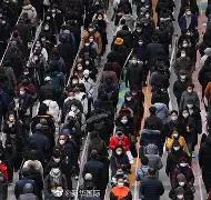 韩国虽然人口仅有5200多万，但这一国家很有炒股意识。当年在美国股市上，韩国人就