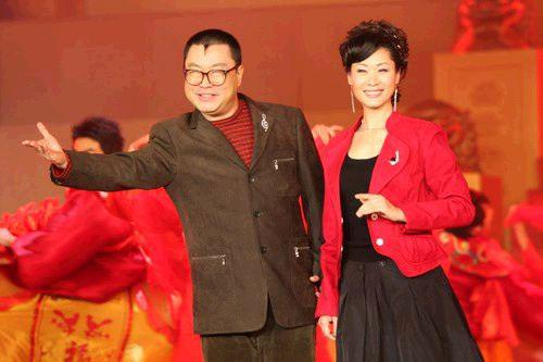 2010年，歌星尹相杰为了得到搭档于文华的爱，痴痴地等到了41岁，结过两次婚的于