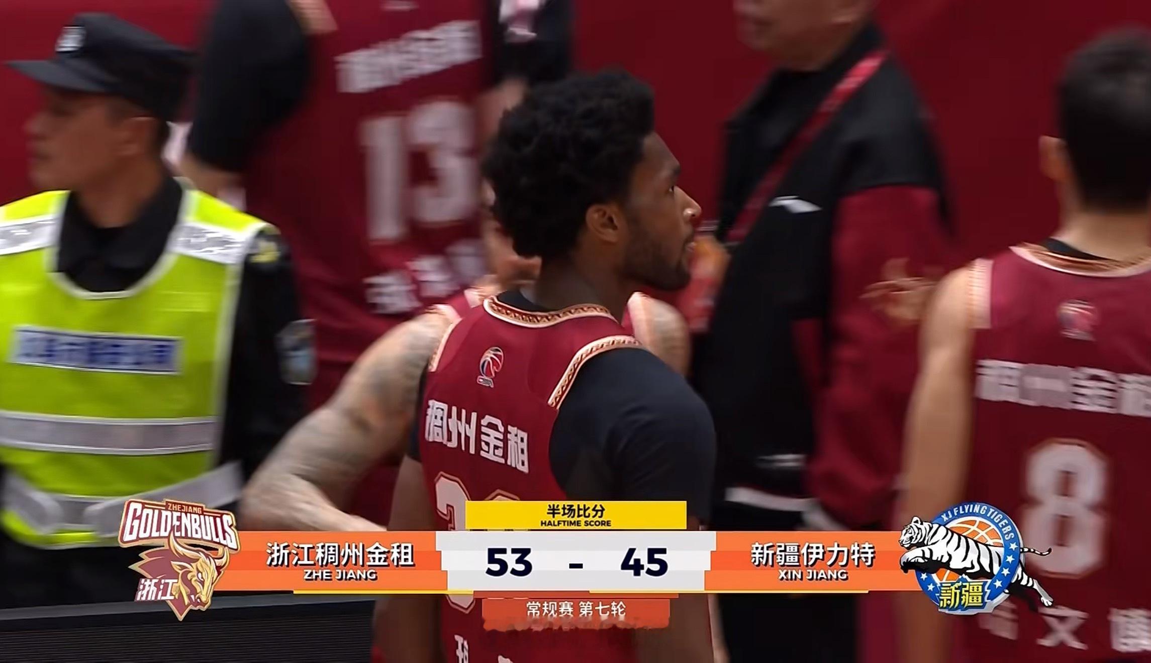 半场比赛结束！浙江男篮53:45新疆男篮不知道为什么，感觉现在谁打新疆队都能状态