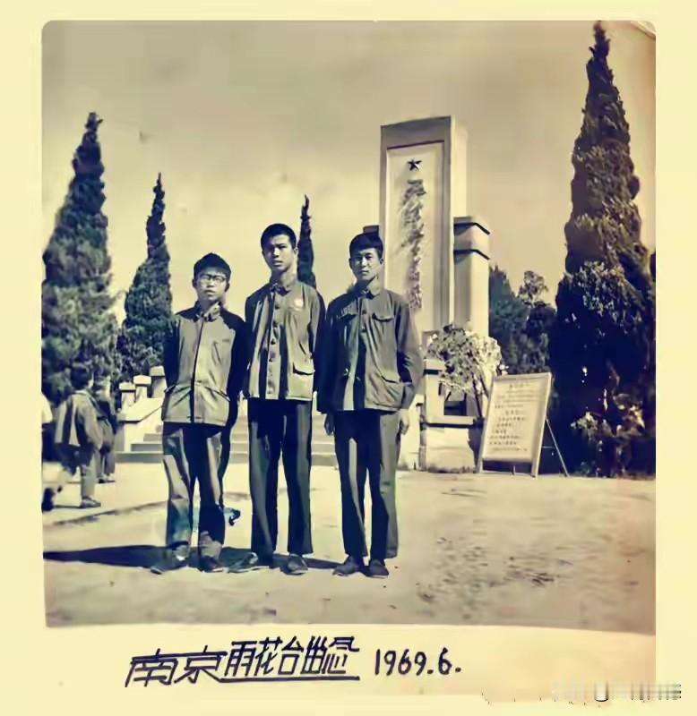 聂卫平先生这张合影照片，拍摄于1969年，大家都知道聂卫平先生1952年生人，拍