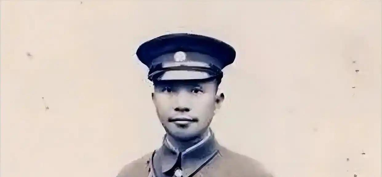 1928年北伐军开会，一个军长当着所有人面打瞌睡，蒋介石没发作，半年后该军350