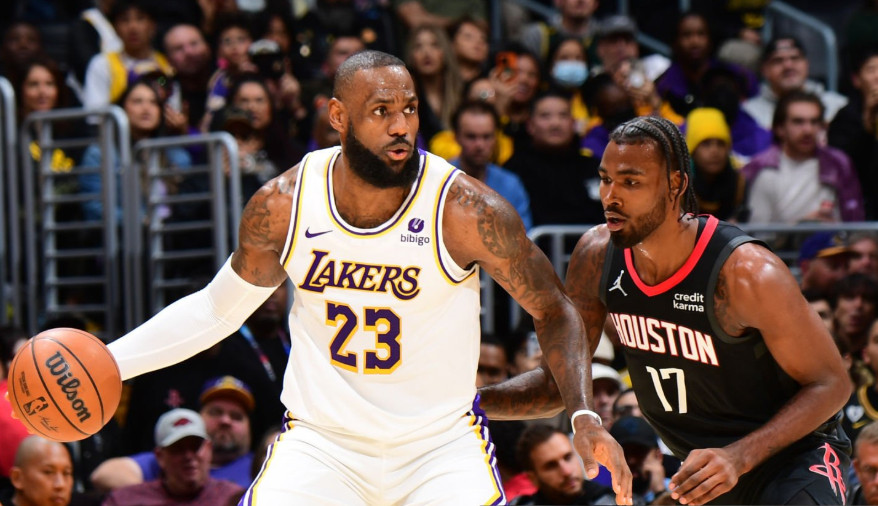 火箭前锋伊森近日接受采访时谈到了詹姆斯对自己的影响：“勒布朗，我对篮球最初的记忆