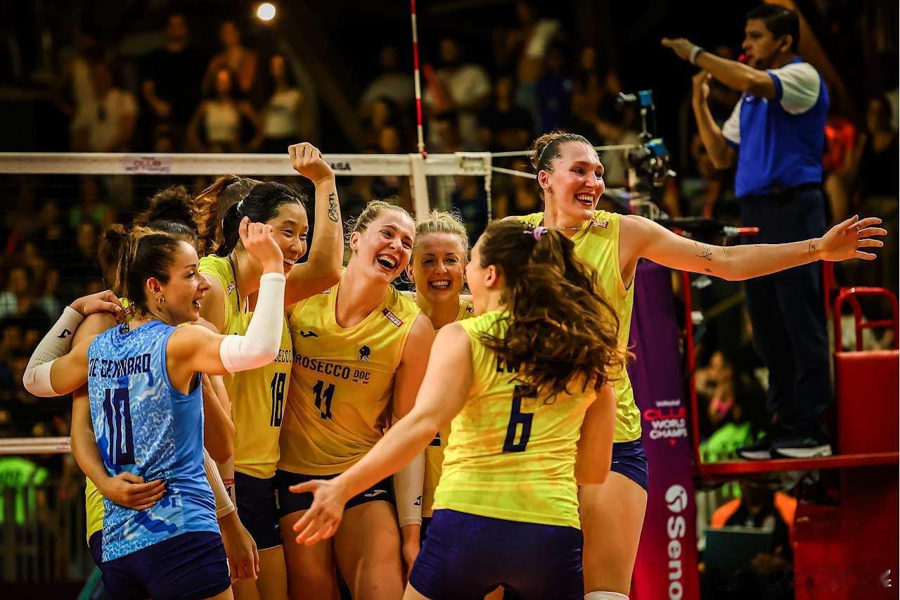 在今天凌晨结束的2025年国际排联女排世俱杯半决赛中，中国球员朱婷效力的意大利科