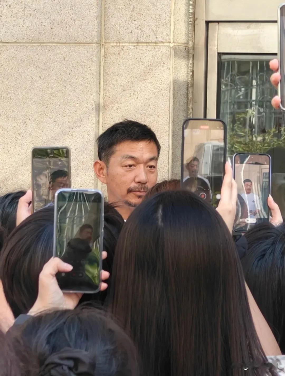 邢佳栋现身北京，这硬汉气质绝了！他看起来个子好高，比路人高一个头，头发花白，蓄