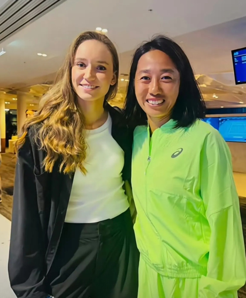 很美！张帅晒出与莱巴金娜的合影，并配文：她就是那么美，你们随便夸，别停就行。那么