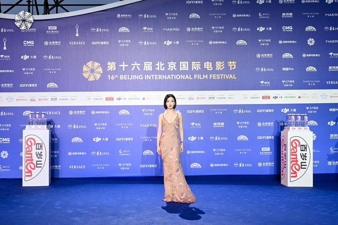 周冬雨粉裙短发从《七月与安生》到现在快十年了，她反而越来越有少女感。不是靠医美