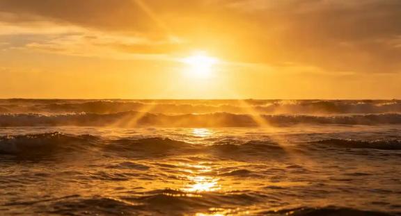 你以为今年夏天，只是比往年热上一点点？大错特错。太平洋深处那只看不见的手，已经开