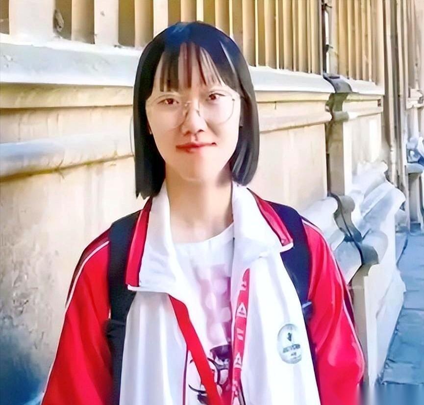 湖北理科状元唐楚玥，高考卷子一摊，725分。语文146，数学149，英语143