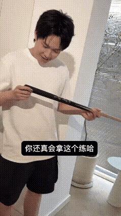 这下大头幸福了以往都是别人拿到王楚钦的签名兴奋这次是大头拿到他的偶像奥沙