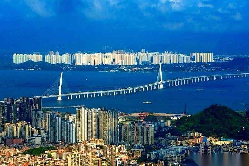 深圳一套100平的房子，大半年，没了70万。一辆好点的宝马5系，就这么轻飘飘地