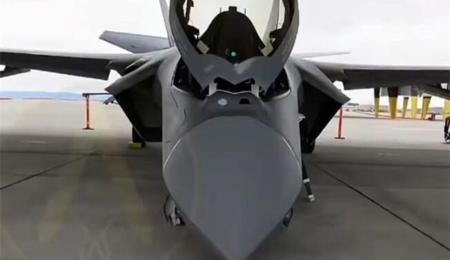 世界最先进的F-35战斗机向大家拜年了。F-35战斗机已经下跪过很多次了，F‑