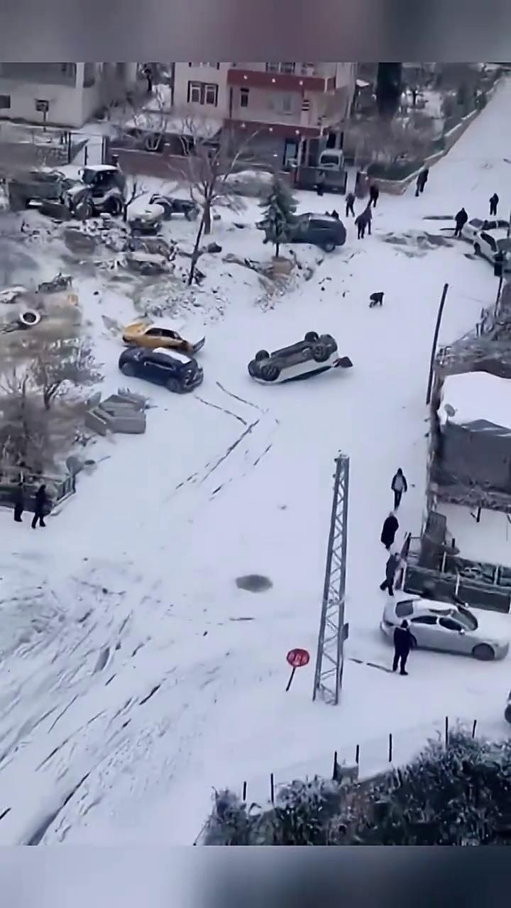 突然刹不住了，幸亏反应快。完了，彻底刹不住了，快让开。这在后备箱掏什么？赶紧拽