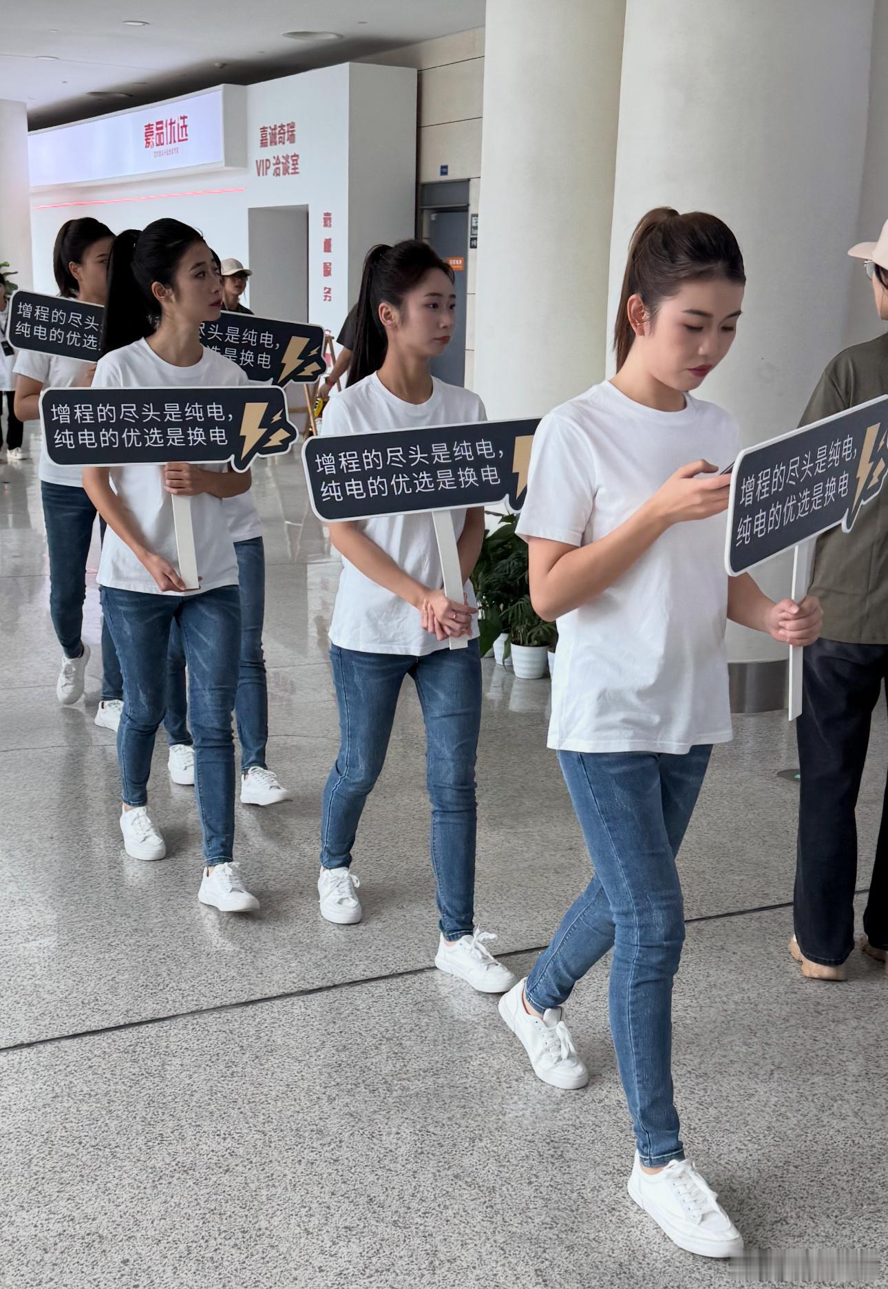 成都车展上朴实无华的商战[微笑]​​​