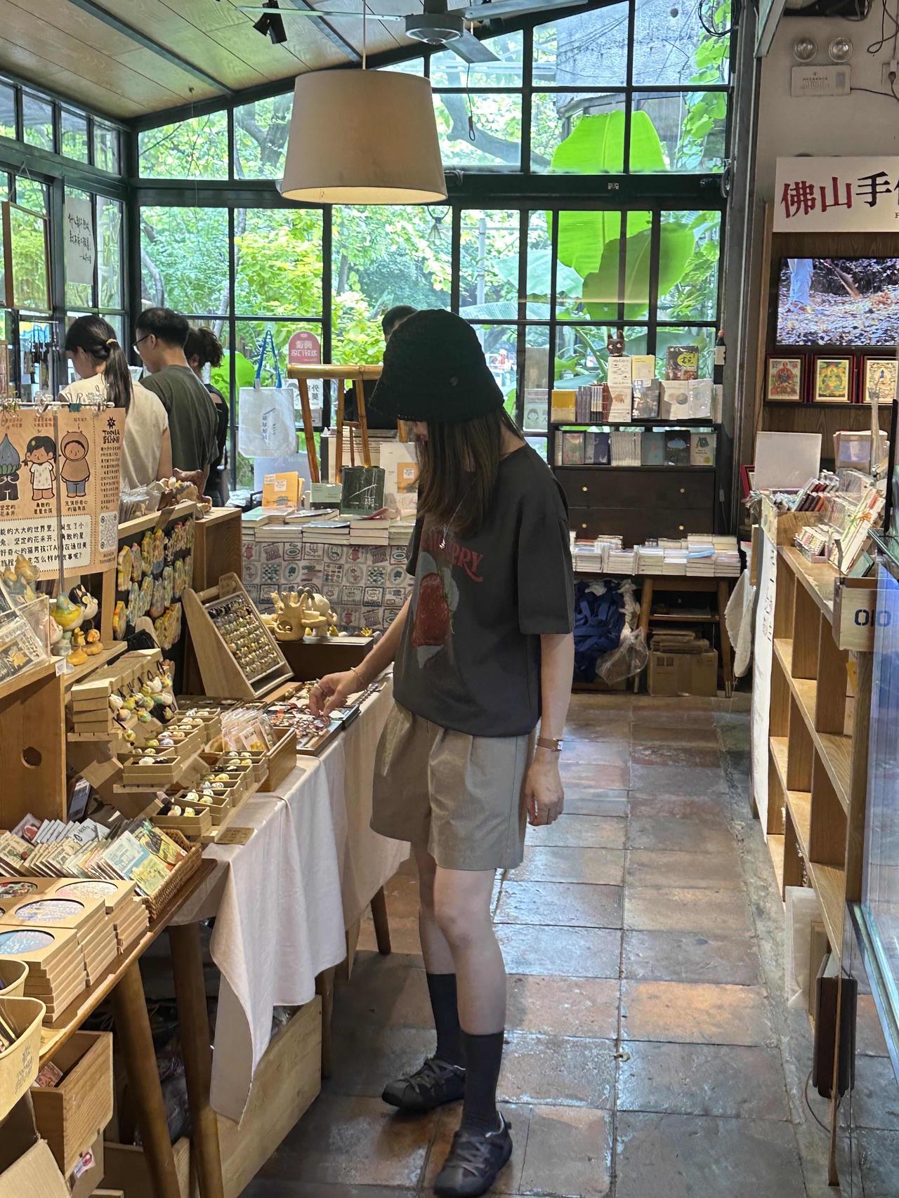 夏天这样穿，简约不无聊！深灰草莓印花短袖自带复古甜感，中和纯色基础款的平淡，搭