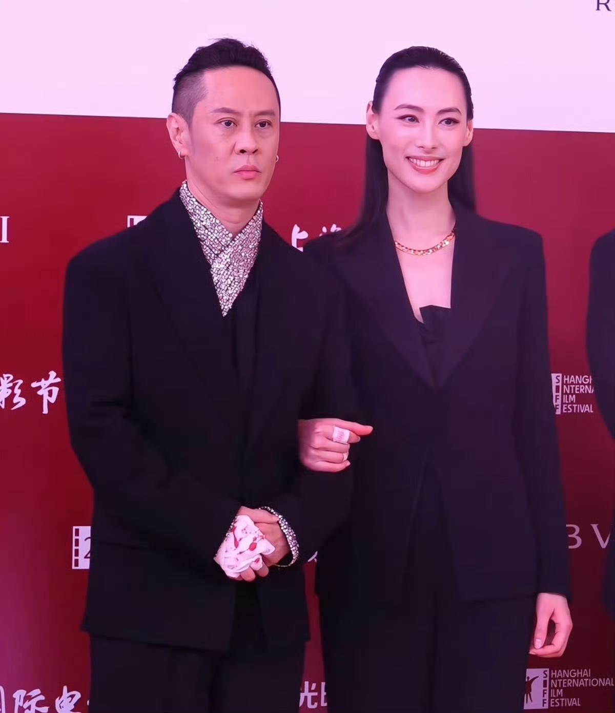 上影节红毯梁洛施挽着导演男友马峪河一起走红毯，她这次恋爱完全是大大方方公开的。