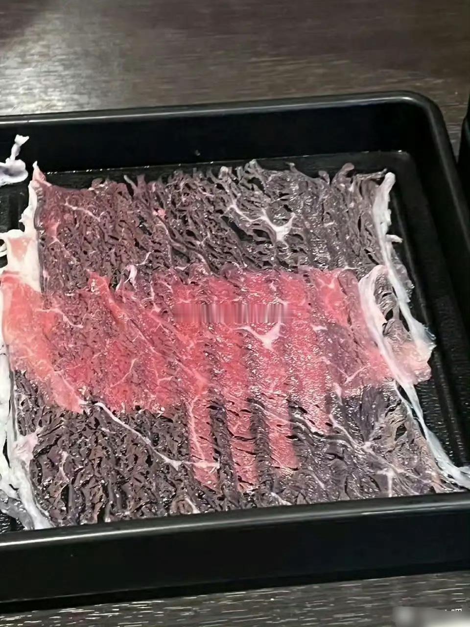 日本火锅店的肉已经薄如蝉翼了