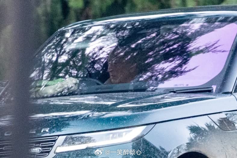英国王室2026年2月28日，结束繁忙的日程之后，查尔斯三世被拍到出现在桑德