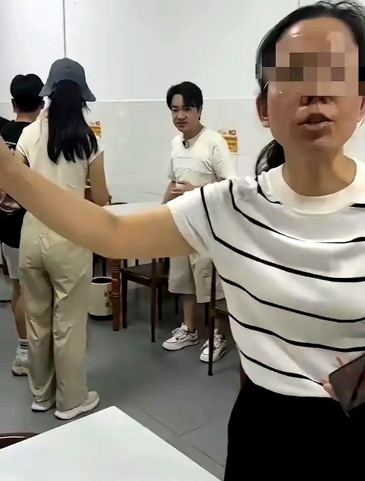 王祖蓝拍片风波里的米粉店老板，打死都想不到！一句"出去"不仅赶走了泼天富贵，