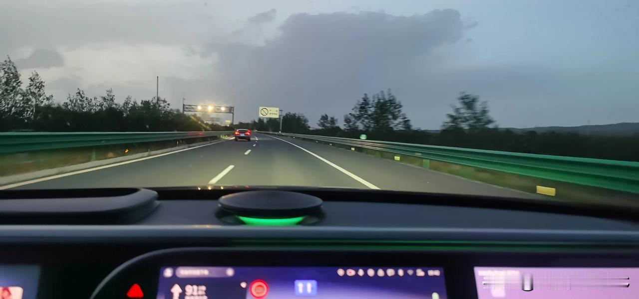 车少的高速路跑上可真爽！五一节假日，我们再次选择错峰出行——放