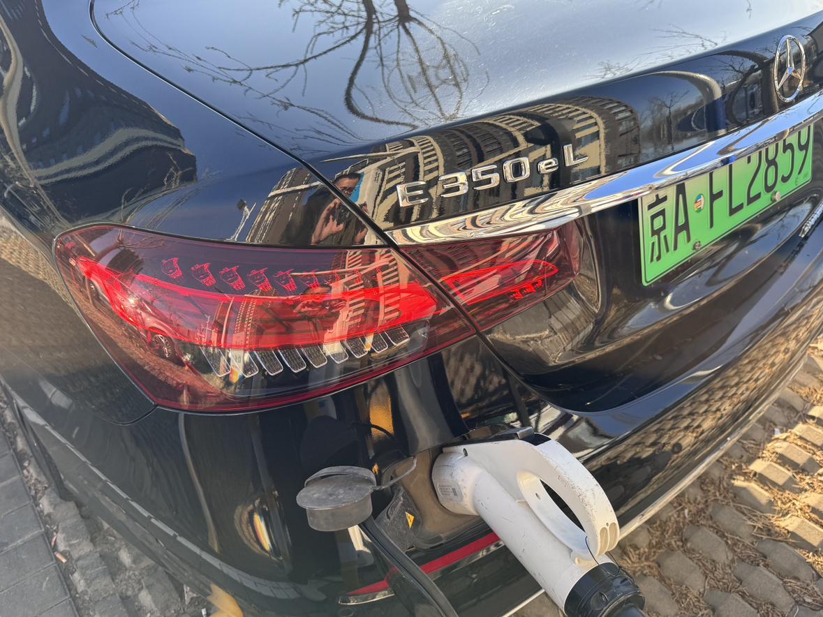 租了台奔驰E350eL开了一天，接车的时候是满油空电状态（表显电量1%），开起来