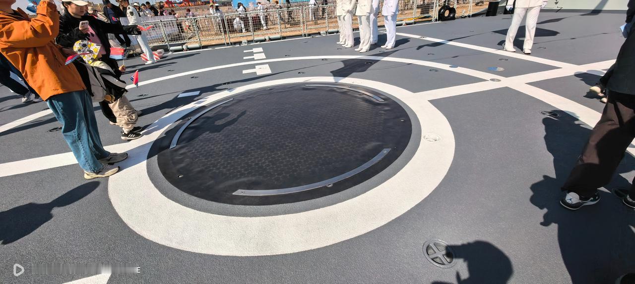 121“齐齐哈尔”号导弹驱逐舰飞行甲板，鱼叉直升机助降系统，甲板表面有专用防滑粗