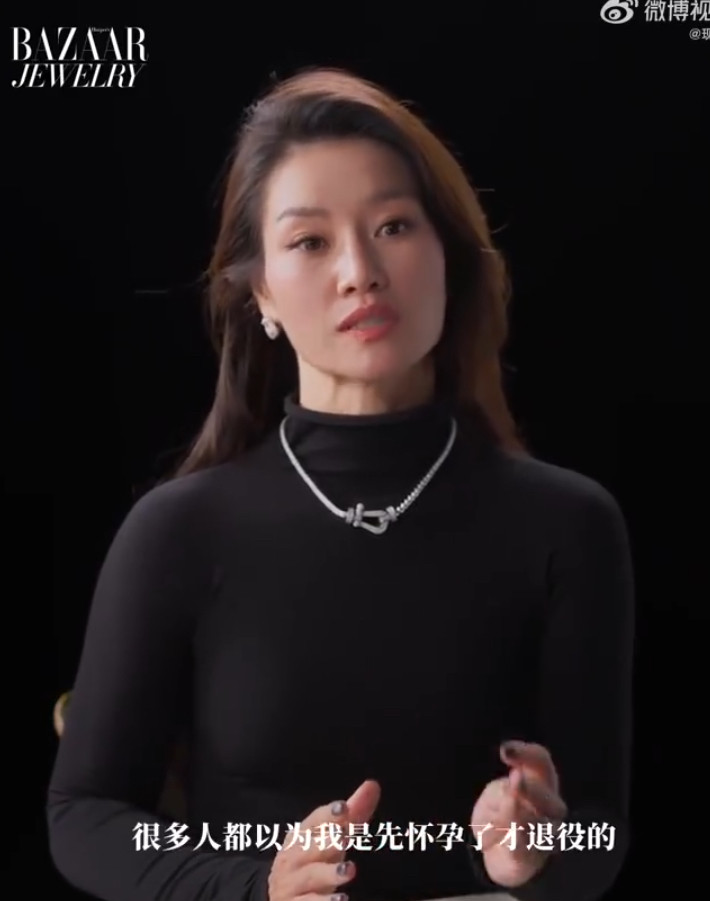 李娜这段采访真的把当年的误会全解开了。当年好多人都猜她是怀着孕才急着退役，其实根本不是，她是退役决定
