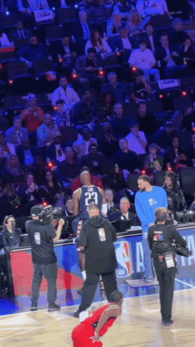 在今天进行的NBA全明星正赛中，发生了特别搞笑的一幕。当时湖人巨星詹姆斯按照惯例