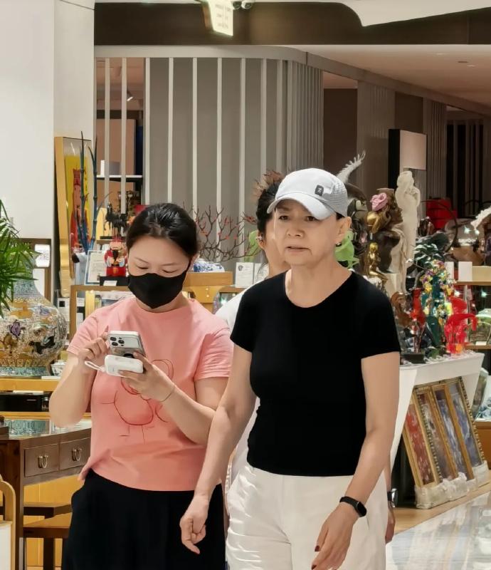 65岁宋丹丹逛商场购物还带俩助理，助理是干嘛的？宋丹丹是北京人艺的演员，如今已