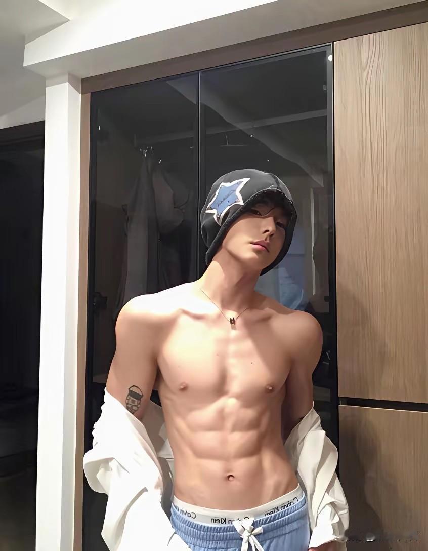 看着人家这腹肌，谁还没有动力？男生有好看的腹肌是怎样的体验有八块腹肌是一种怎样