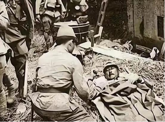 1939年，曾大肆屠杀南宁百姓的日军少将中村正雄被击中腹部，身受重伤，军医为了取