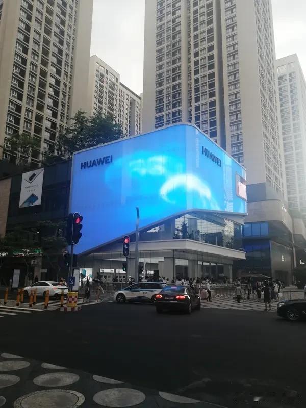 华为新手机充电时电池爆了售后拒保华为售后这次可真是让人无语。河南的郑先生花6