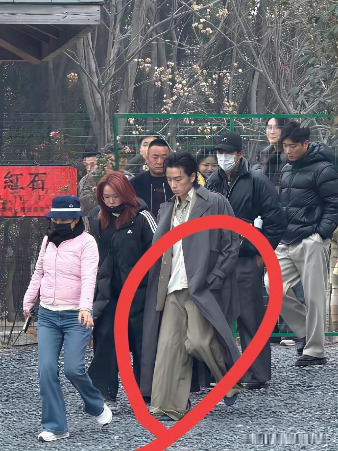 满大街的人都是穿这种大裤子，感觉审美都下降了。
