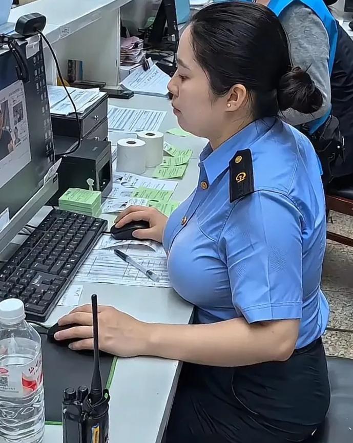 压力太大！超长黄金周对确保铁路运输安全的女同胞们压力山大。全神贯注，心无旁骛