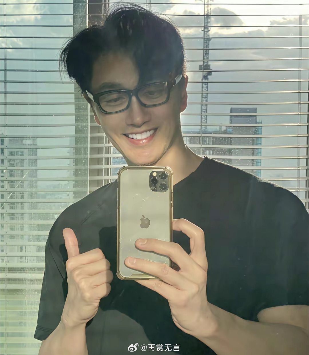 60岁却有26岁的脸！新加坡摄影师陈传多晒冻龄照，饱满胸肌配童颜，被赞为“最帅大