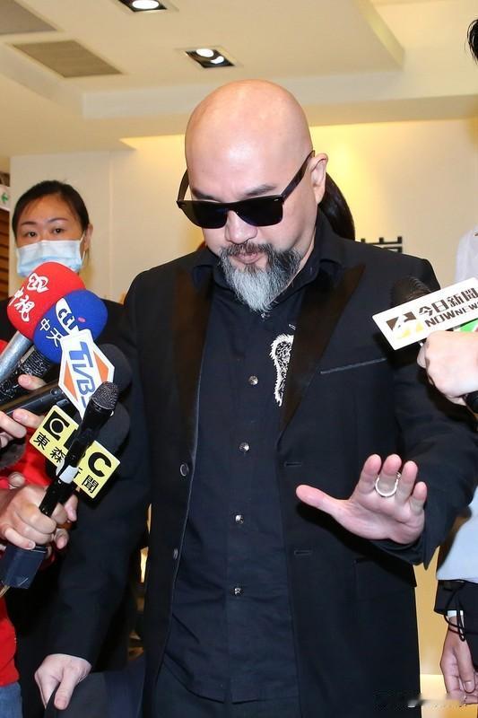 丧妻5年，辛龙突然现身电台访问宣布复出乐坛，这消息一出来，瞬间引发无数人好奇。2