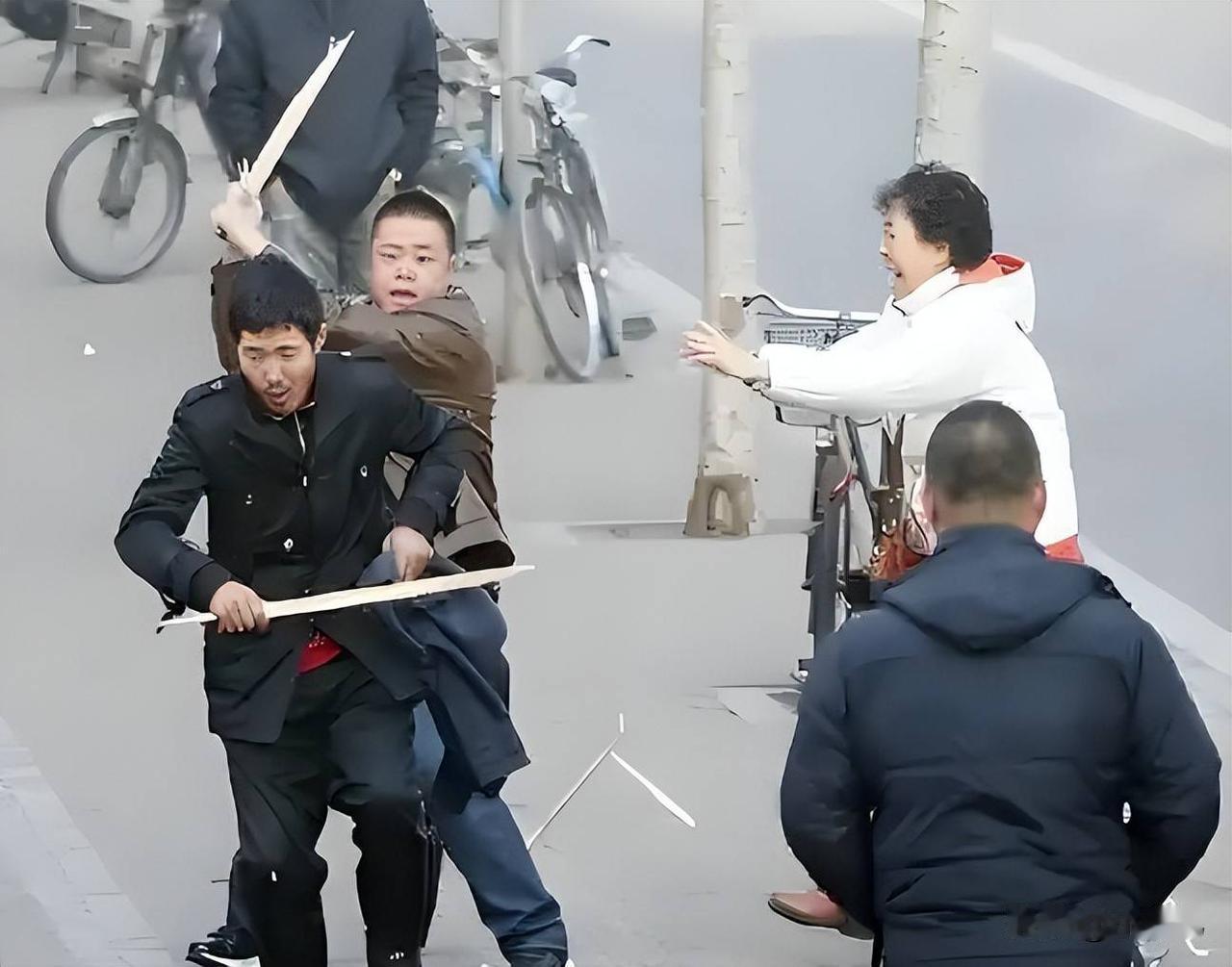 前两天，有三名年轻的中国男子（留学生）在悉尼街头被两名白人女子辱骂并且殴打，看到