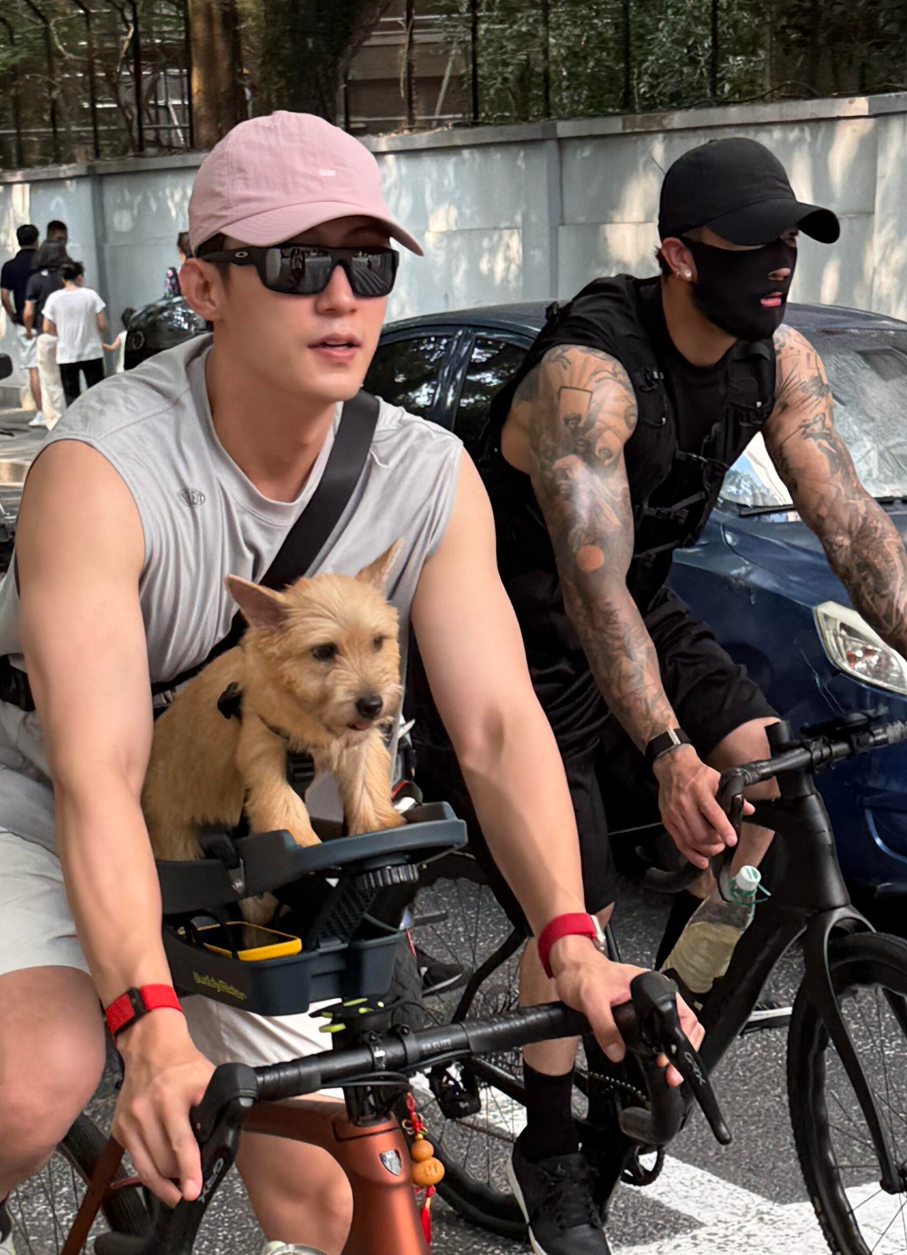 哈哈哈哈，夏天一身正气地像要去当兵！这仨太好笑了！黄景瑜带出来的兵和他的兄弟都好