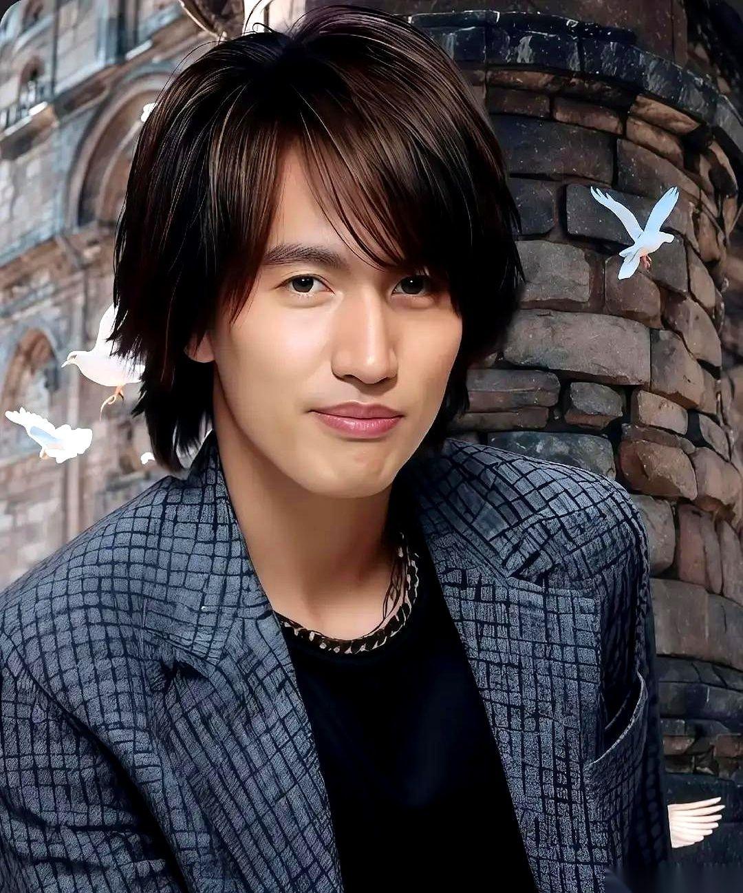 社恐到骨子里的言承旭，在人山人海的演唱会上，一眼就逮住了佟丽娅。眼睛唰地一下就