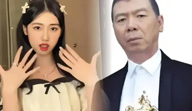 她伸手去牵，女儿下意识躲开了。就那一秒，镜头拍得清清楚楚。徐帆的手悬在半空，