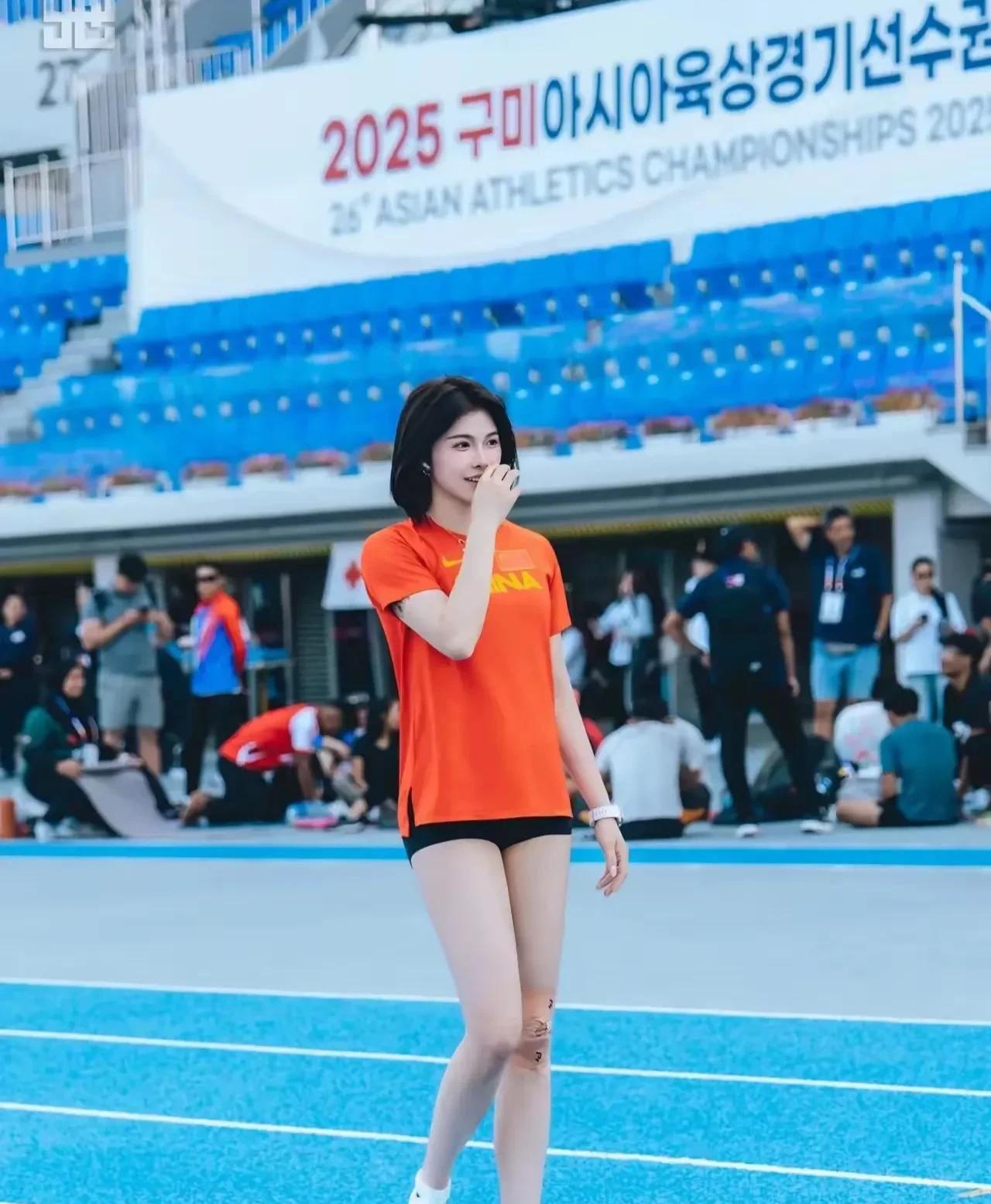 这是吴艳妮在韩国训练场上的最新图片，怎么她的胳膊和大腿肌肉变得这么纤细瘦弱了，这