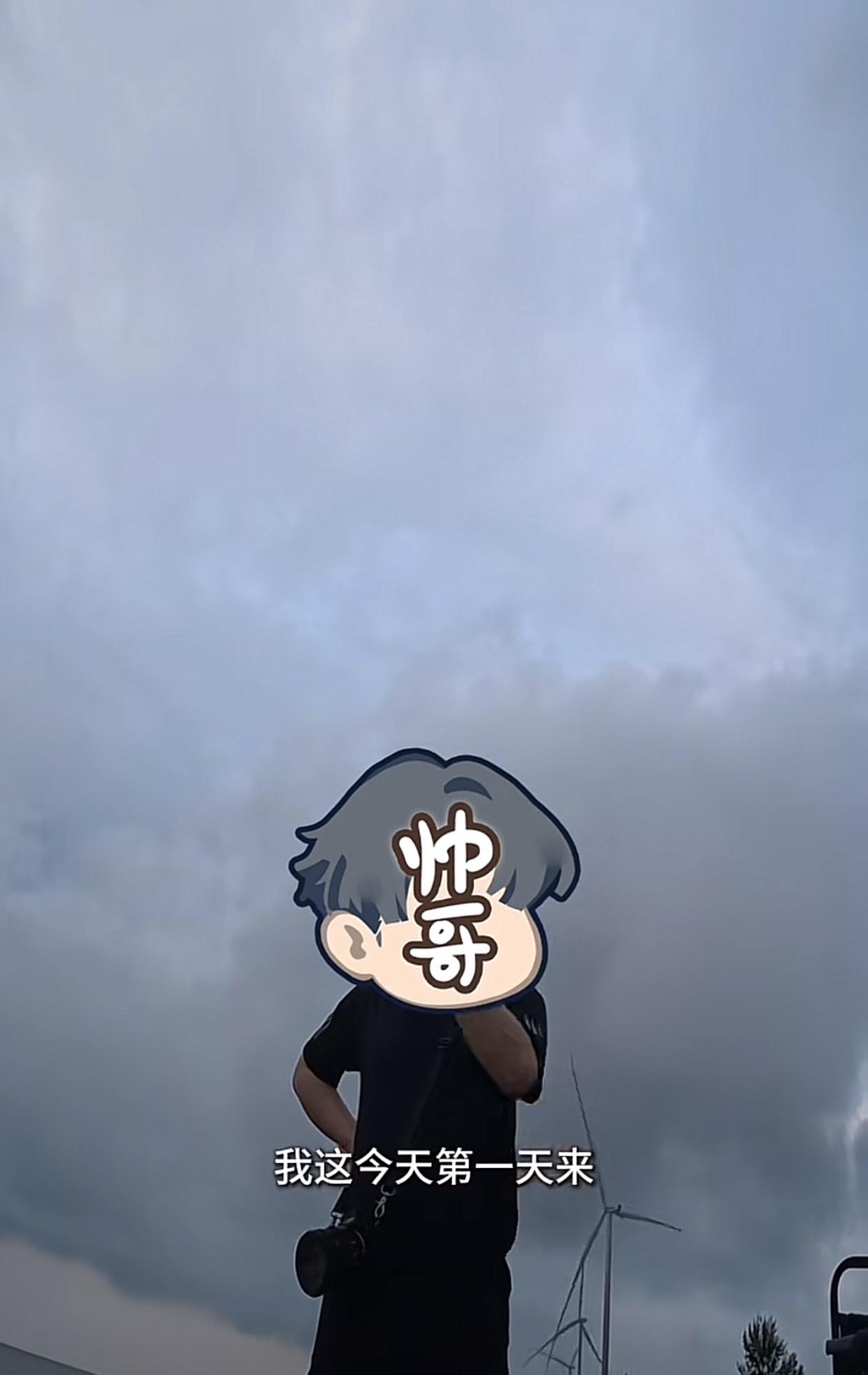 天津，8月14日一位网友分享，他到新港9号路去摆摊拍照，才摆下不到10分钟，就来