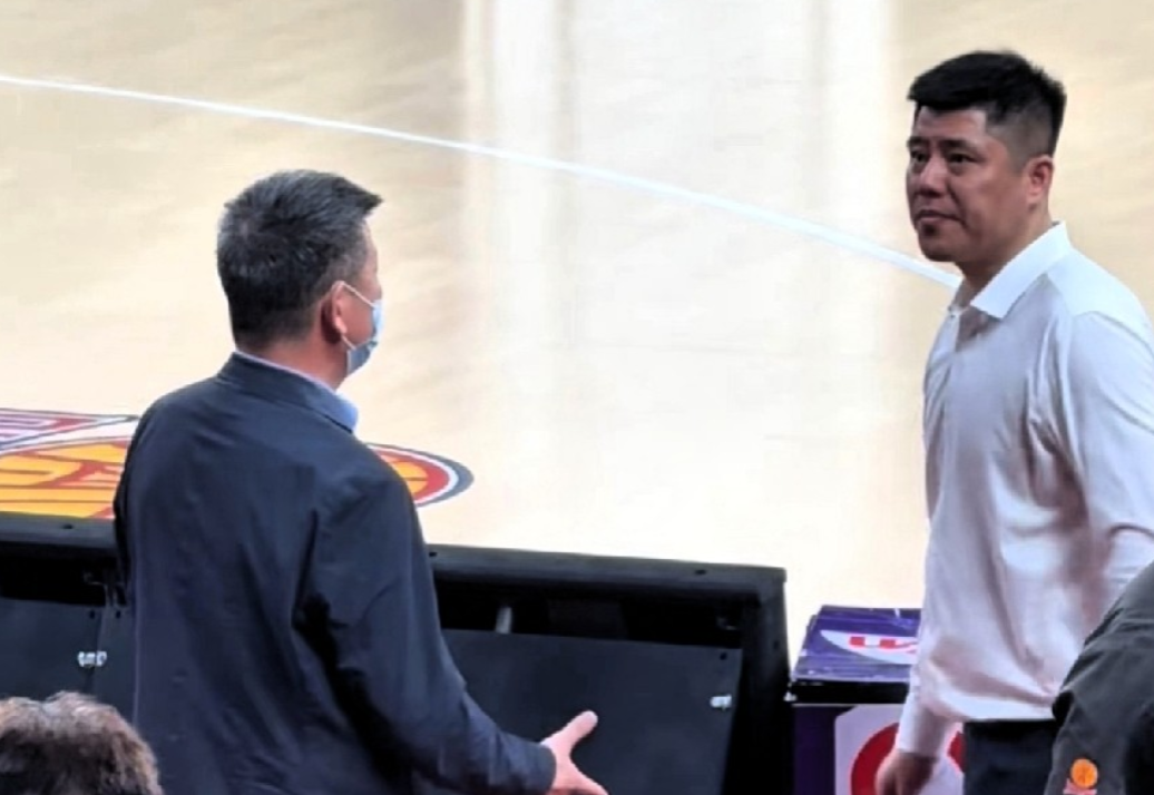 昨晚山西男篮以4分之差输给了上海。赛后，球队总经理王建武找了潘江谈话，从照片中看